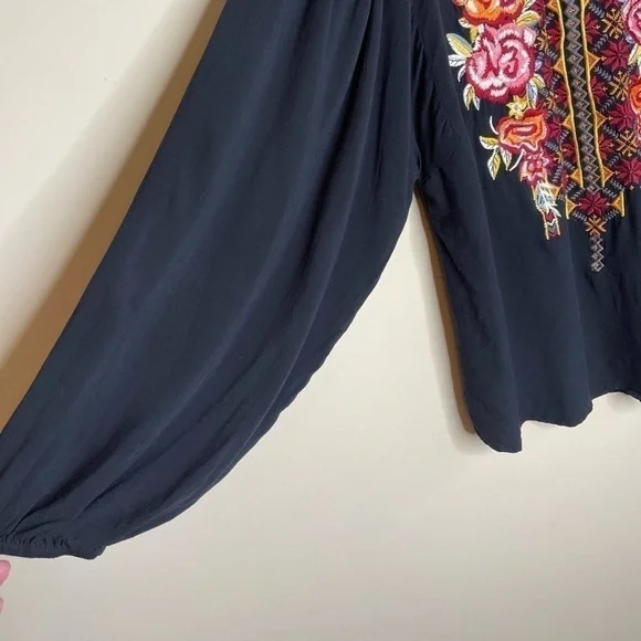 𝅺ANDRE'E by unit black long sleeve floral embroidered blouse - Picture 6 of 8